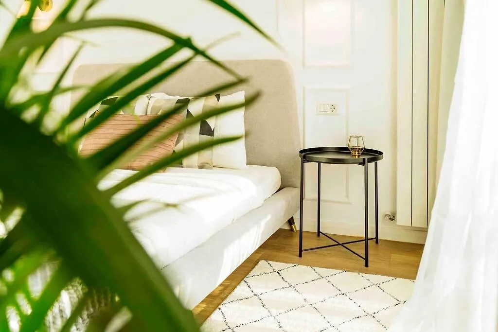Bright Apartment - Top Location - City Balcony Bucarest